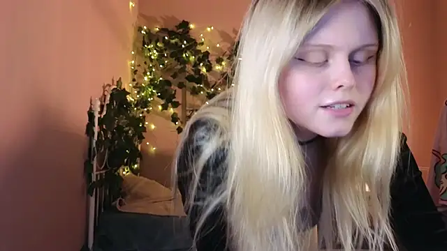 Snapshot of AnoraAmore chatting on April 6, 9:16 pm AnoraAmore online show from April 6, 9:16 pm