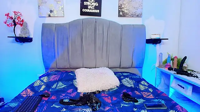 Maddy  Jones online show from February 6, 7:21 pm