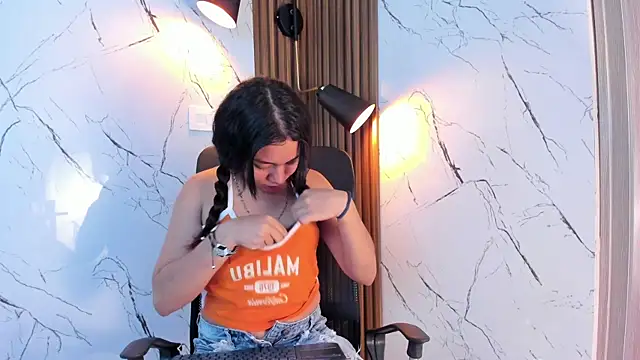 Snapshot of nina_belle_ chatting on November 19, 1:44 pm nina belle online show from November 19, 1:44 pm