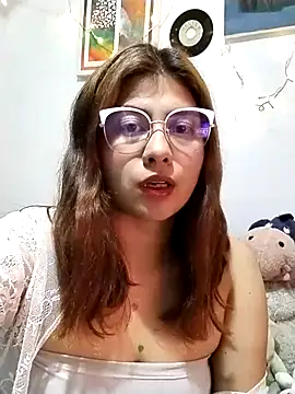 Snapshot of Emmyxxx chatting on December 3, 3:29 am Emmyxxx online show from December 3, 3:29 am