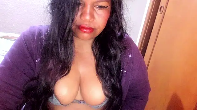 Snapshot of ebonycamelia chatting on June 7, 11:37 am ebonycamelia online show from June 7, 11:37 am