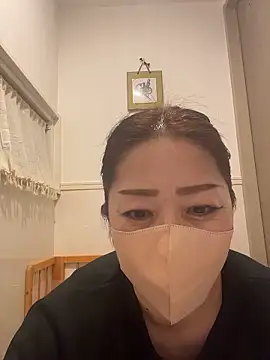 Snapshot of ---AN--- chatting on March 3, 4:03 pm ---AN--- online show from March 3, 4:03 pm