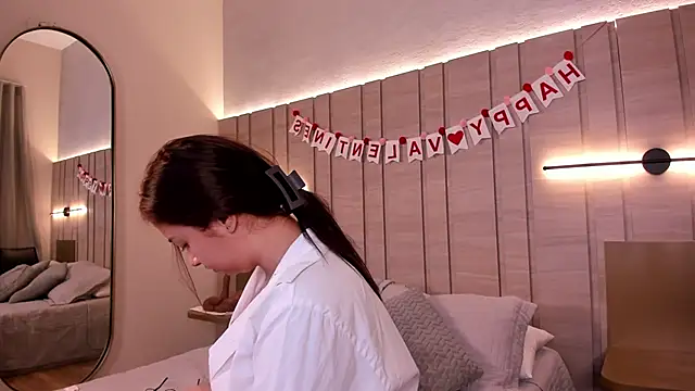 Zoe Mendez online show from February 14, 12:05 pm