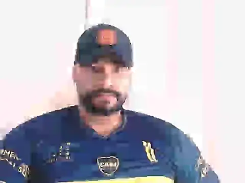 Snapshot of musclehetero chatting on February 14, 5:29 am musclehetero online show from February 14, 5:29 am