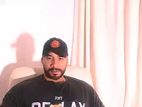 Snapshot of musclehetero chatting on February 20, 8:16 am musclehetero online show from February 20, 8:16 am