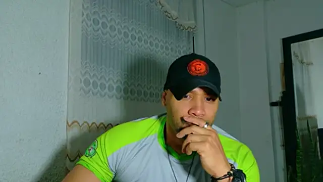 Snapshot of musclehetero chatting on July 6, 11:39 am musclehetero online show from July 6, 11:39 am