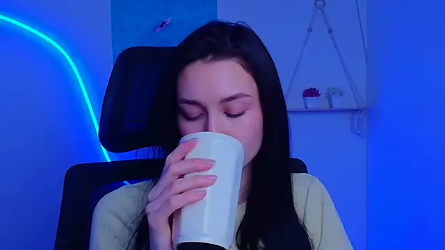 Stella XO online show from December 15, 6:30 am