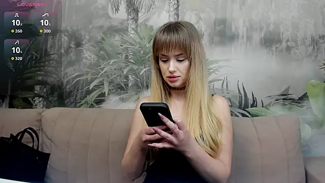 ChloeeBee online show from December 18, 4:11 pm