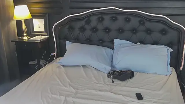 Snapshot of LilyLevine chatting on February 8, 5:05 am LilyLevine online show from February 8, 5:05 am