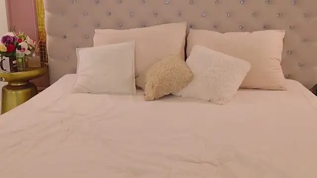 Snapshot of LilyLevine chatting on January 13, 5:00 am LilyLevine online show from January 13, 5:00 am