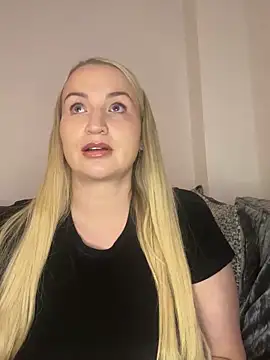 Snapshot of BootyQueenApril chatting on December 14, 8:03 pm BootyQueenApril online show from December 14, 8:03 pm