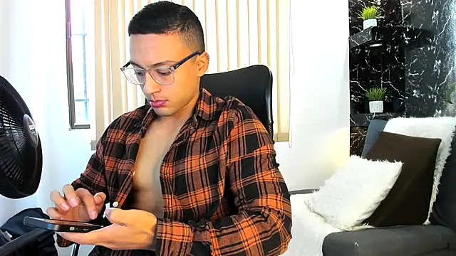 Snapshot of thomas_scot1 chatting on November 21, 1:21 pm thomas scot1 online show from November 21, 1:21 pm