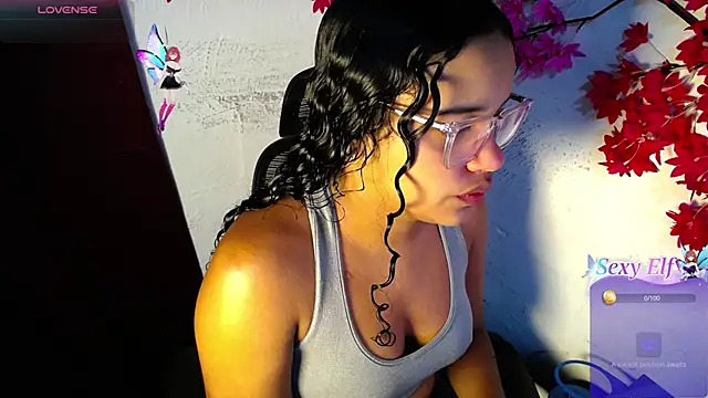 Snapshot of chleo_rosse chatting on June 3, 3:17 pm chleo rosse online show from June 3, 3:17 pm
