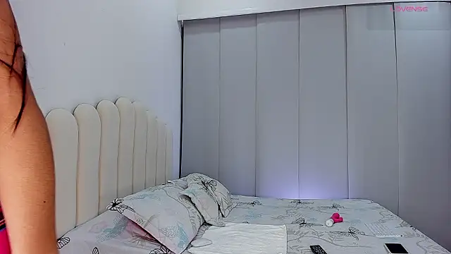 Amira-Zahra online show from February 7, 12:40 am