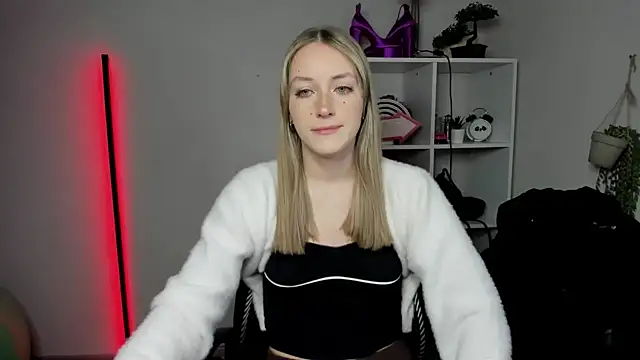 EvelynBlond online show from March 16, 6:28 am