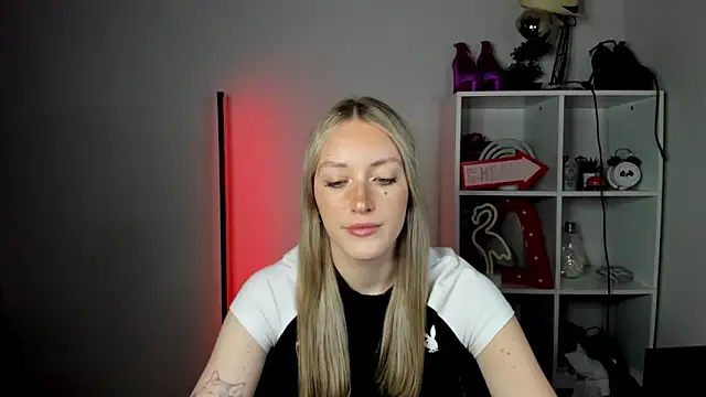 Snapshot of EvelynBlond chatting on June 19, 12:44 pm EvelynBlond online show from June 19, 12:44 pm