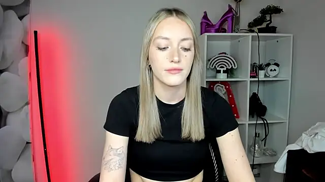 EvelynBlond online show from February 18, 6:33 am