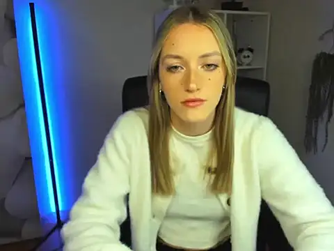 EvelynBlond online show from November 26, 6:24 am