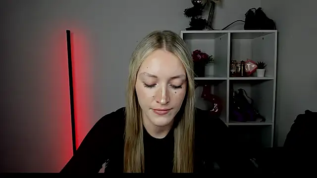 Snapshot of EvelynBlond chatting on July 6, 3:03 pm EvelynBlond online show from July 6, 3:03 pm