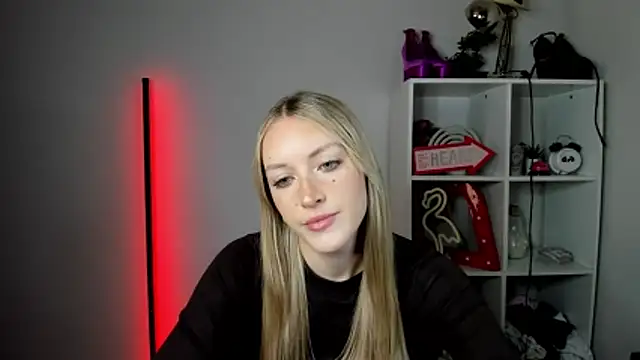 Snapshot of EvelynBlond chatting on June 12, 12:36 pm EvelynBlond online show from June 12, 12:36 pm