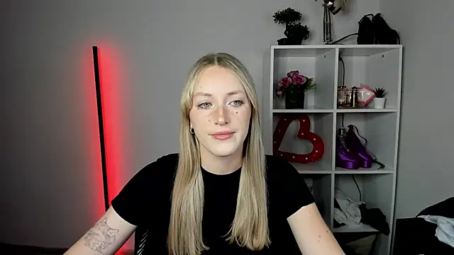 Snapshot of EvelynBlond chatting on July 20, 12:29 pm EvelynBlond online show from July 20, 12:29 pm