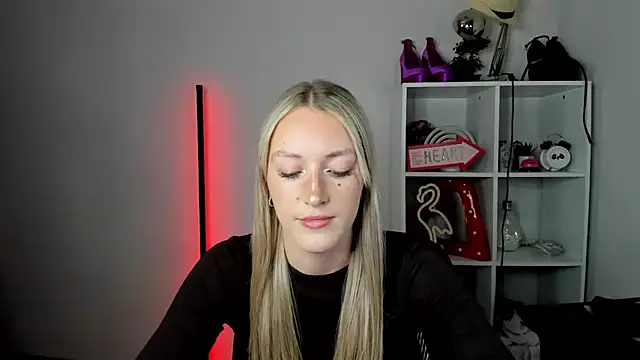 Snapshot of EvelynBlond chatting on June 26, 12:44 pm EvelynBlond online show from June 26, 12:44 pm