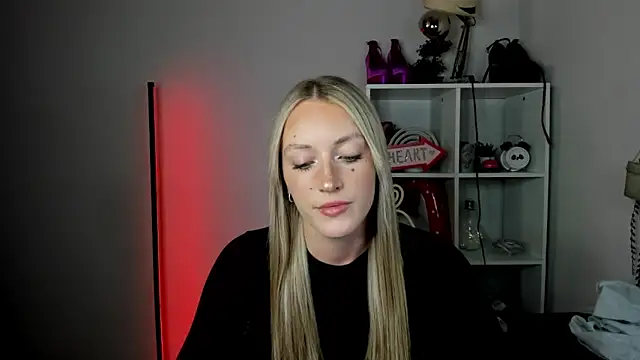 Snapshot of EvelynBlond chatting on June 22, 1:41 pm EvelynBlond online show from June 22, 1:41 pm