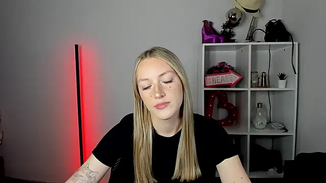 Snapshot of EvelynBlond chatting on July 1, 12:38 pm EvelynBlond online show from July 1, 12:38 pm