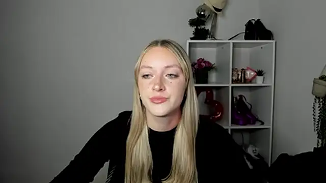 Snapshot of EvelynBlond chatting on July 16, 12:35 pm EvelynBlond online show from July 16, 12:35 pm