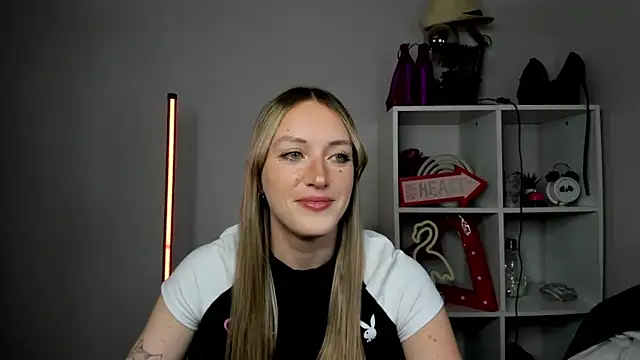 EvelynBlond online show from May 13, 12:45 pm
