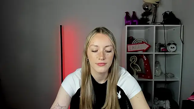 Snapshot of EvelynBlond chatting on June 18, 12:32 pm EvelynBlond online show from June 18, 12:32 pm