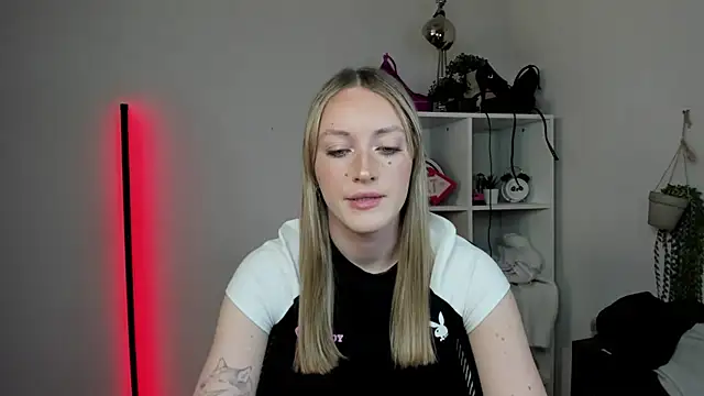 EvelynBlond online show from April 2, 12:45 pm