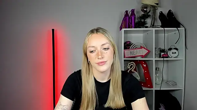 Snapshot of EvelynBlond chatting on June 5, 12:33 pm EvelynBlond online show from June 5, 12:33 pm