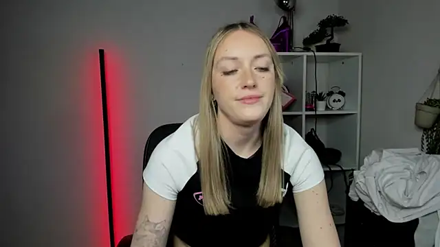 EvelynBlond online show from March 11, 6:35 pm