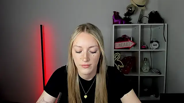 Snapshot of EvelynBlond chatting on June 30, 12:38 pm EvelynBlond online show from June 30, 12:38 pm