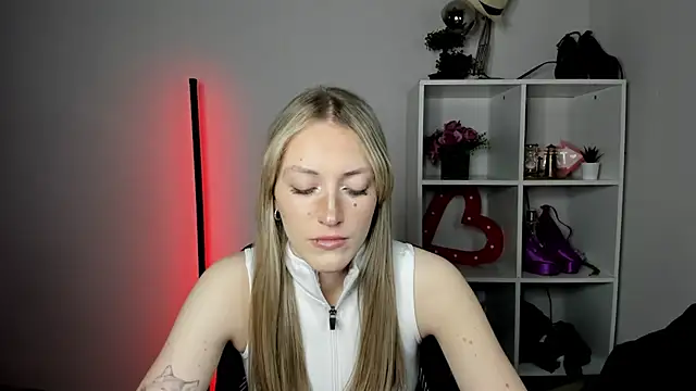Snapshot of EvelynBlond chatting on July 10, 12:49 pm EvelynBlond online show from July 10, 12:49 pm