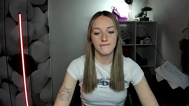 Snapshot of EvelynBlond chatting on January 15, 1:36 pm EvelynBlond online show from January 15, 1:36 pm