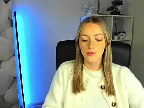 EvelynBlond online show from November 25, 6:25 am