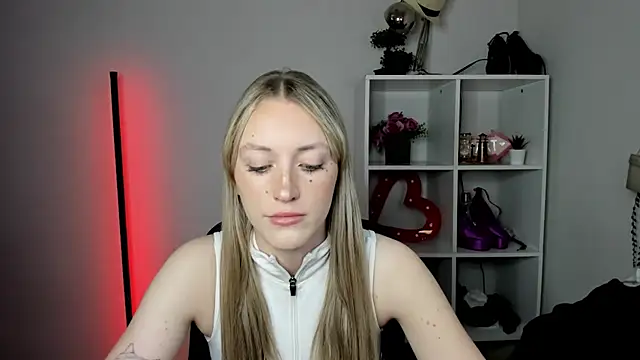 Snapshot of EvelynBlond chatting on July 14, 2:01 pm EvelynBlond online show from July 14, 2:01 pm