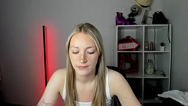 Snapshot of EvelynBlond chatting on July 2, 12:33 pm EvelynBlond online show from July 2, 12:33 pm
