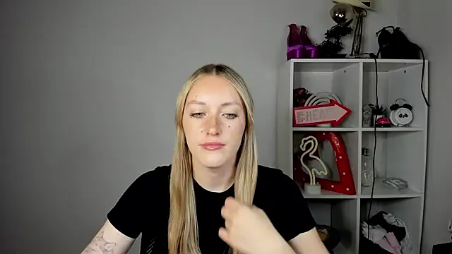 Snapshot of EvelynBlond chatting on June 11, 12:46 pm EvelynBlond online show from June 11, 12:46 pm