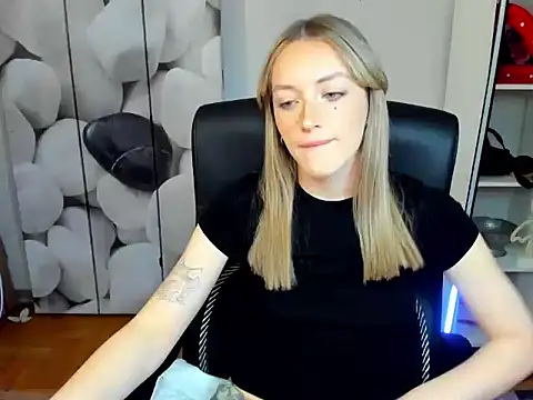 EvelynBlond online show from November 27, 1:33 pm