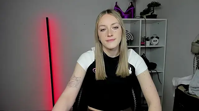 EvelynBlond online show from March 11, 6:29 am