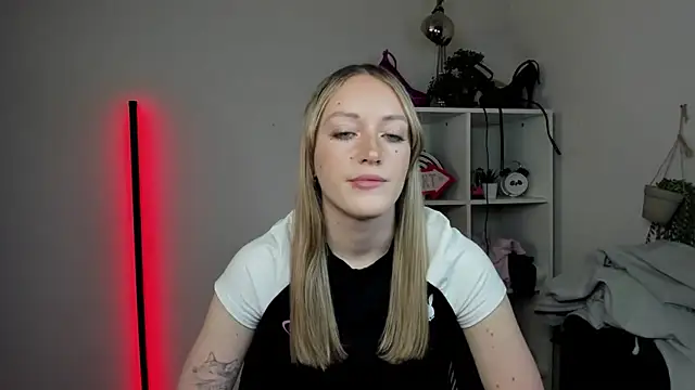 EvelynBlond online show from April 9, 12:33 pm