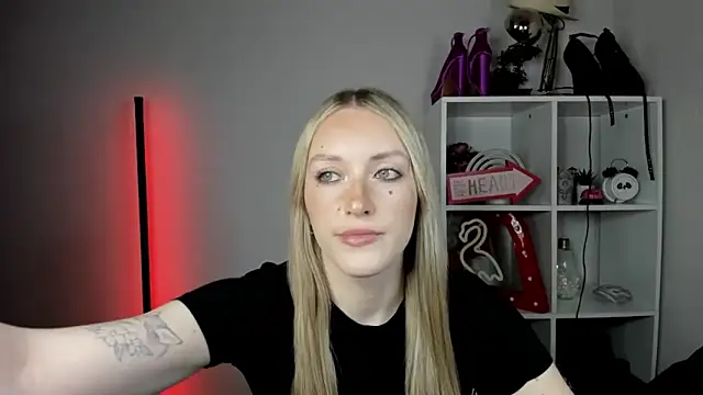 Snapshot of EvelynBlond chatting on June 10, 12:39 pm EvelynBlond online show from June 10, 12:39 pm