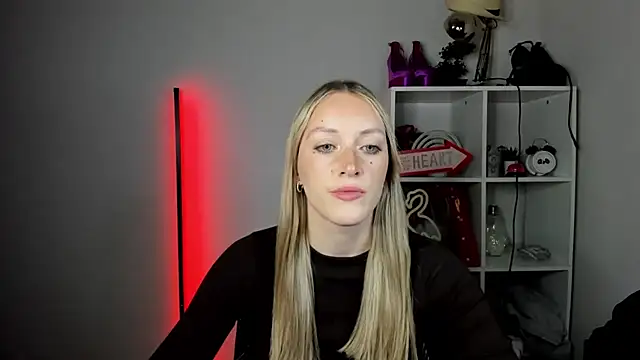 Snapshot of EvelynBlond chatting on June 16, 12:38 pm EvelynBlond online show from June 16, 12:38 pm