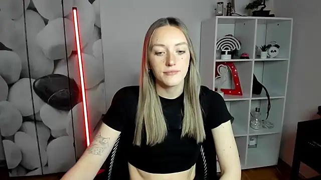 Snapshot of EvelynBlond chatting on January 6, 1:37 pm EvelynBlond online show from January 6, 1:37 pm