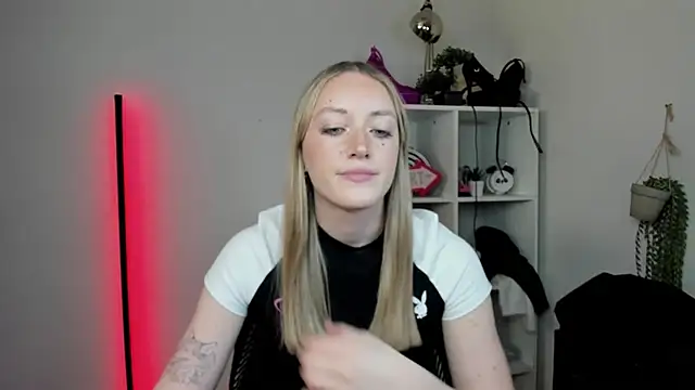 EvelynBlond online show from April 1, 12:50 pm