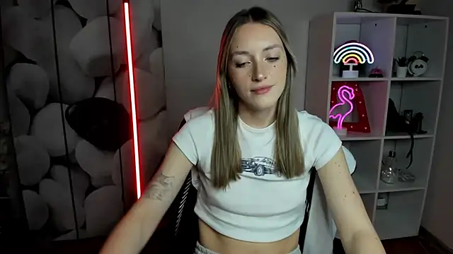 Snapshot of EvelynBlond chatting on December 19, 1:35 pm EvelynBlond online show from December 19, 1:35 pm