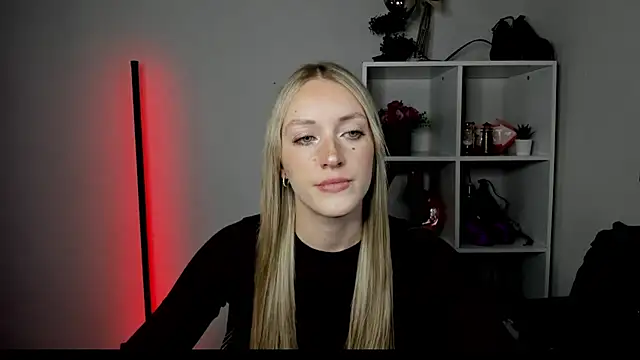 Snapshot of EvelynBlond chatting on July 6, 12:45 pm EvelynBlond online show from July 6, 12:45 pm